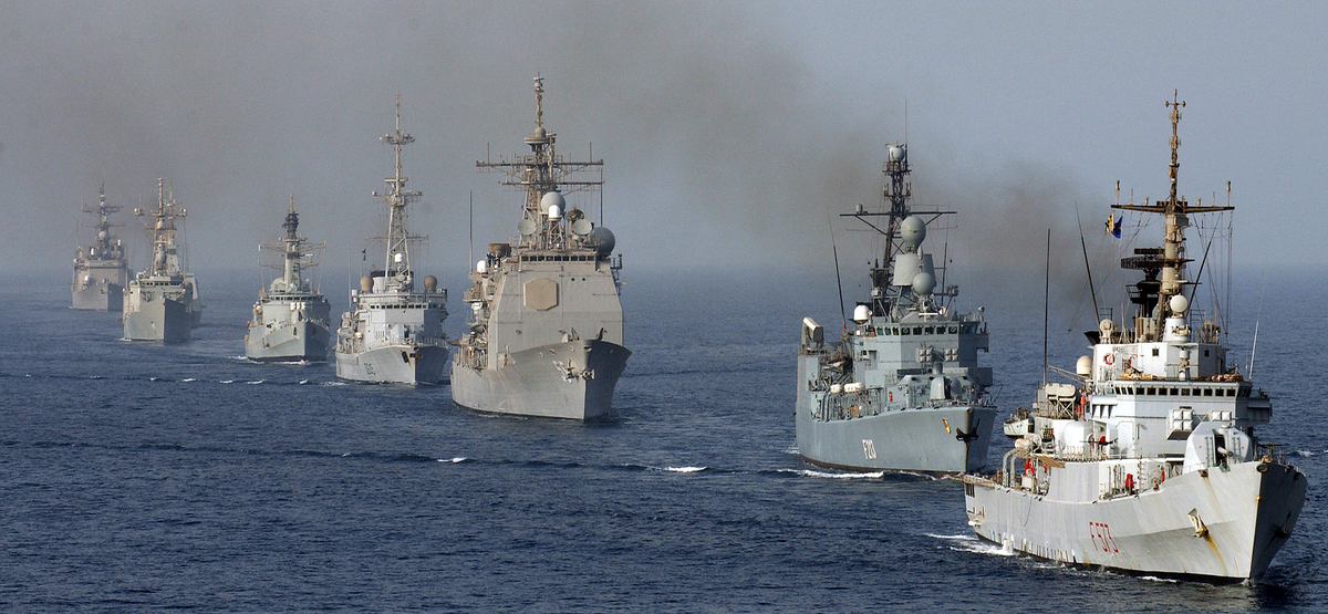Военные корабли, что международное сообщество бросило на борьбу со вчерашними рыбаками