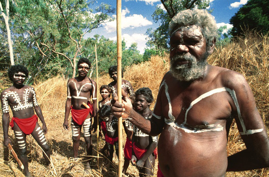 Австралийские аборигены - ни разу не негроидной расы. Но тоже темнокожие.
