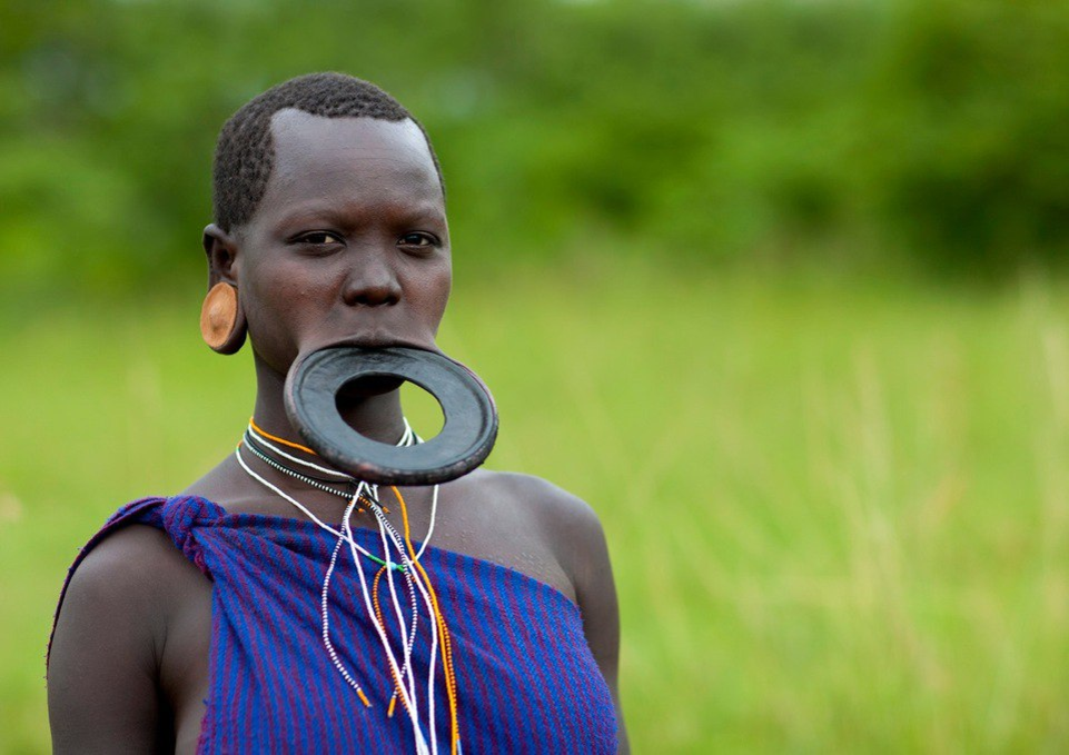 Традиция искусственно в целях красоты увеличивать губы с помощью особых тарелок еще жива в некоторых африканских племенах. Например, мурси