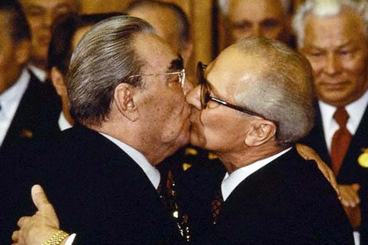 Почему Брежнев предпочитал целовать мужчин в губы? Ответ простой