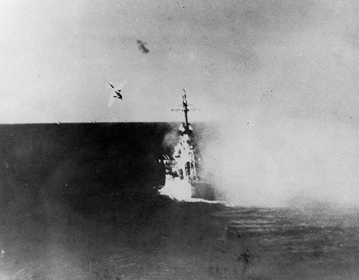 Камикадзе атакует американский крейсер "Колумбия". Январь 1945-го