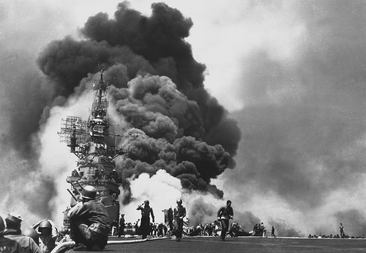 Авианосец «Банкер-Хилл» пылает после попадания самолета камикадзе, Окинава, 11 мая 1945-о