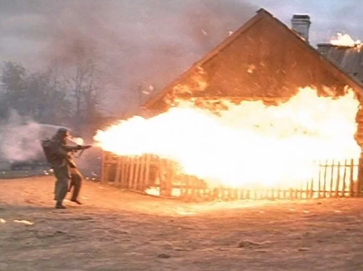 Немецкий огнеметчик уничтожает белорусскую деревню. Кадр из фильма "Иди и смотри"