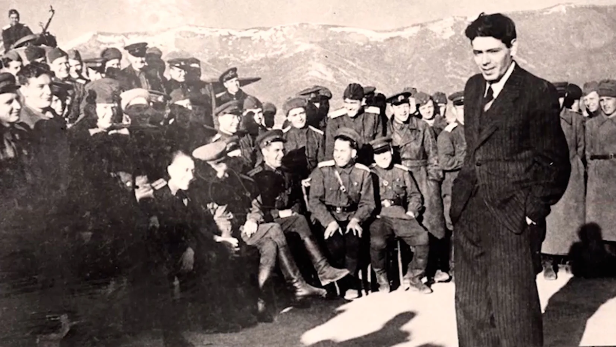 Аркадий Райкин на фронте перед бойцами 