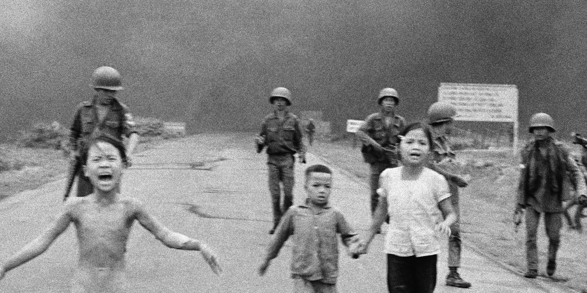 Знаменитое фото спасающихся бегством от американской напалмовой бомбежки вьетнамских детей