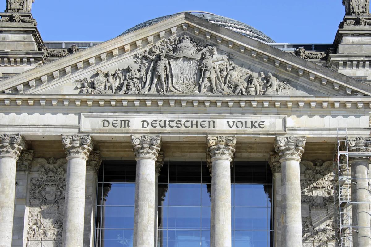 Dem deutschen Volke - "немецкому народу" - знаменитая надпись на Рейхстаге в Берлине
