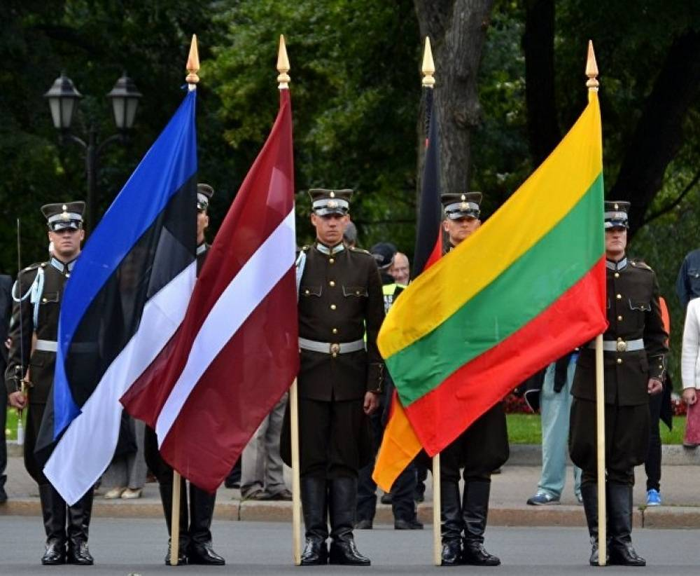 Три флага прибалтийских: эстонский, латвийский и литовский 