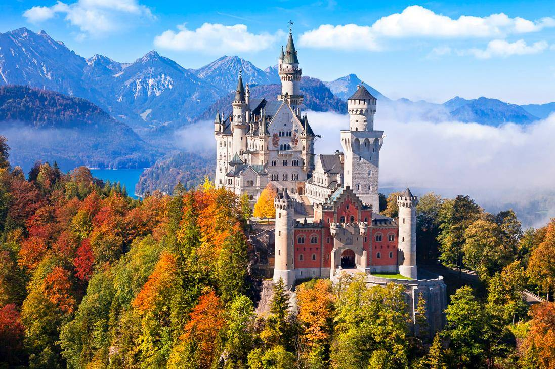 Нойшванштайн -знаменитый сказочный замок баварских королей 