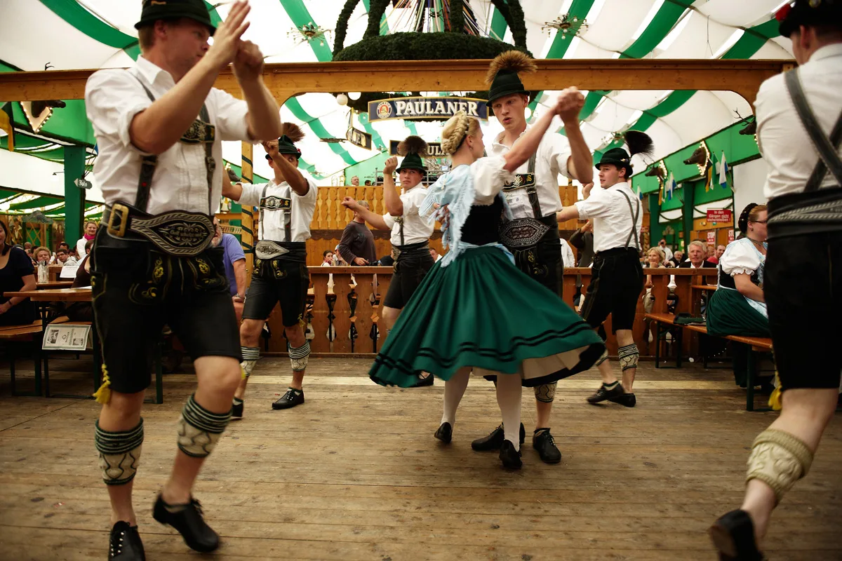 Баварские танцы в ледерхозе и дирндлях
