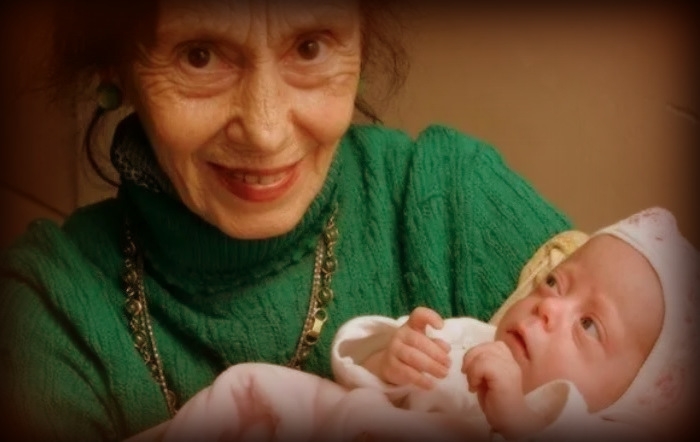 Удивительная история: Женщина, родившая своего первого ребенка в 66 лет, и впечатляющий облик ее 18-летней дочери