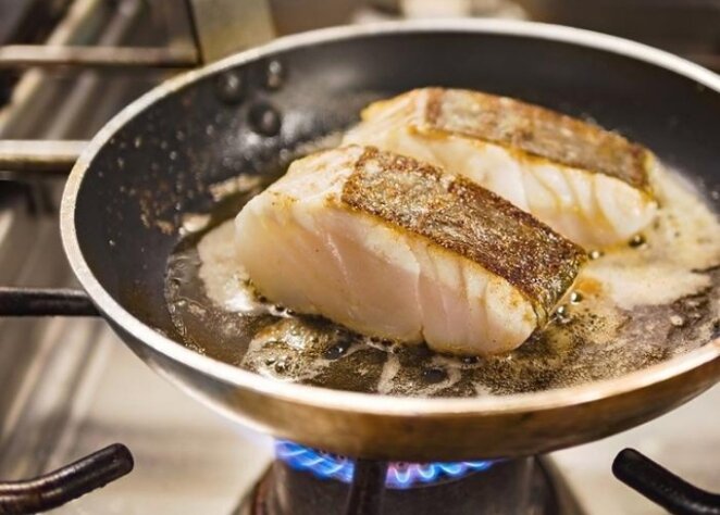 Важность предварительной обработки рыбы перед жаркой: сохранение сочности, золотистой корочки и предотвращение прилипания к сковородке. Незаменимая деталь - щепотка соли и сахара.