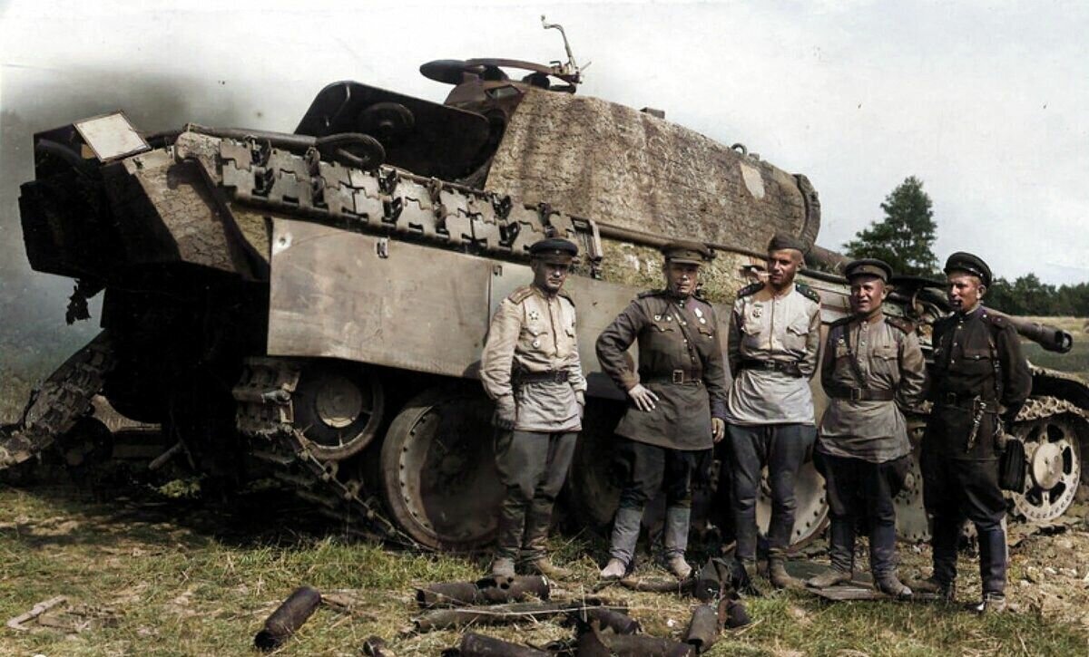 Советские солдаты у подбитой "пантеры"