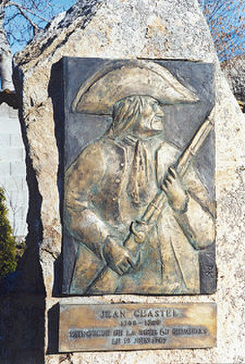 Памятник охотнику Жану Шастелю на месте убийства Жеводанского зверя