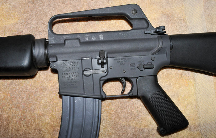 Загадка над M16: Что за загадочная скоба на верхушке американской винтовки?