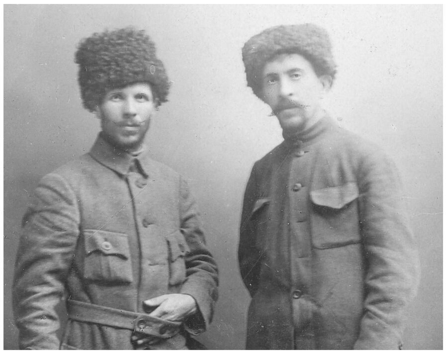 Слева - милиционер Николай Жужгов. Лично исполнил приказ, застрелив Михаила II