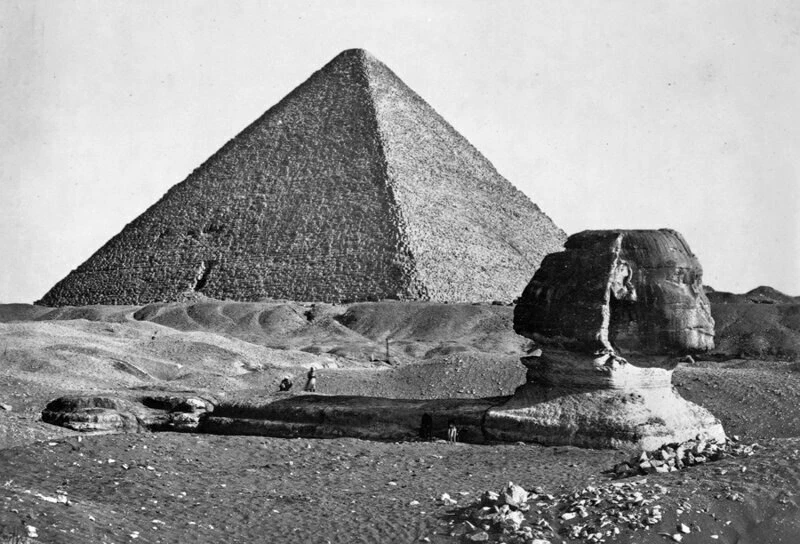 Так выглядел Большой Сфинкс в 1857 году. До того, как его раскопали. Знаменитая скульптура была погребена в песках.
