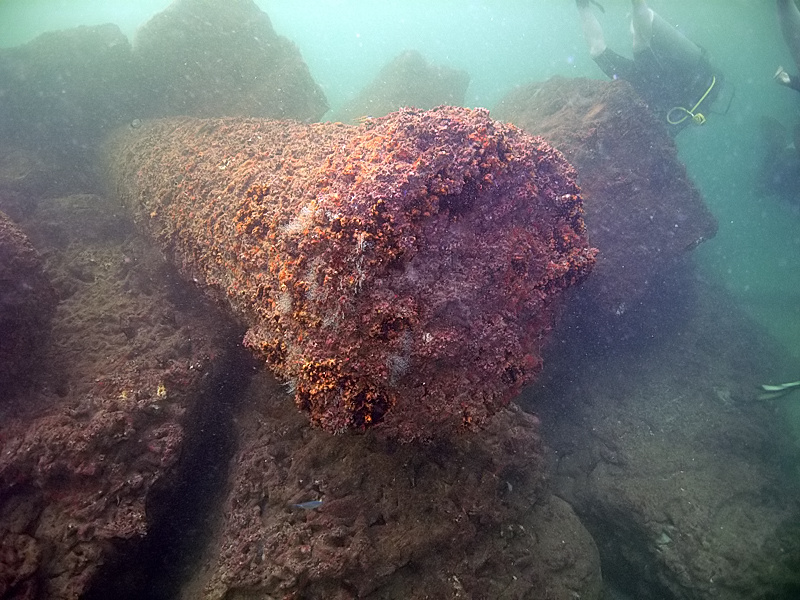 Части разрушенного маяка на дне Средиземного моря