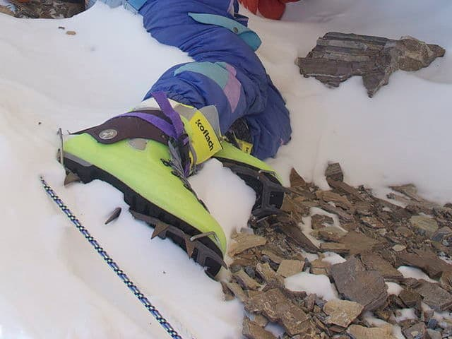 Это знаменитый мистер «Зелёные ботинки». Индус Цеванг Палджор, который погиб при подъеме на Эверест в 1996 году. «Зелёные ботинки» - ориентир высоты в 8,5 км. До самого пика еще более 300 метров. 