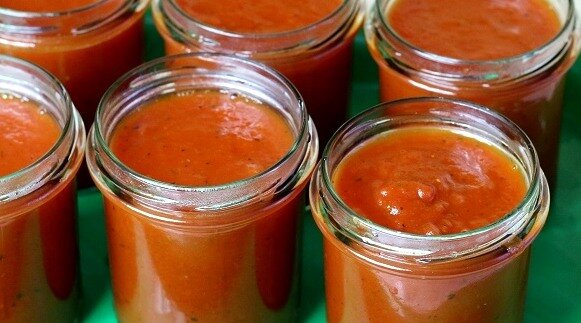 Как приготовить вкусный и густой томатный кетчуп на зиму без добавок: мой проверенный рецепт и секреты для достижения идеальной густоты и насыщенного цвета