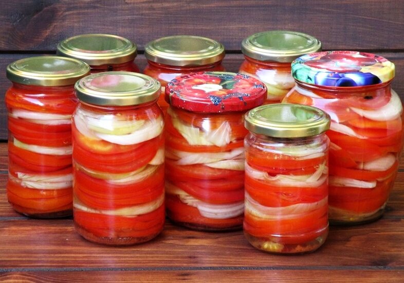 Соленые помидоры кольцами с душистым маслом и ароматным луком на длительное хранение