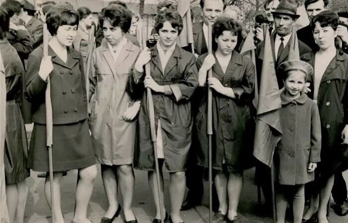 Женщинам приходилось наряжаться в однотипную одежду. / Фото: Pinterest.com