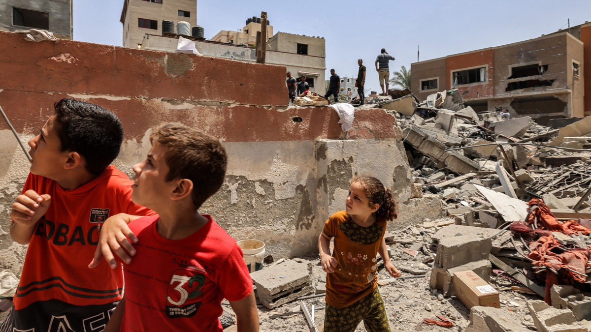 Почему так много детей погибает в Газе? Простое объяснение